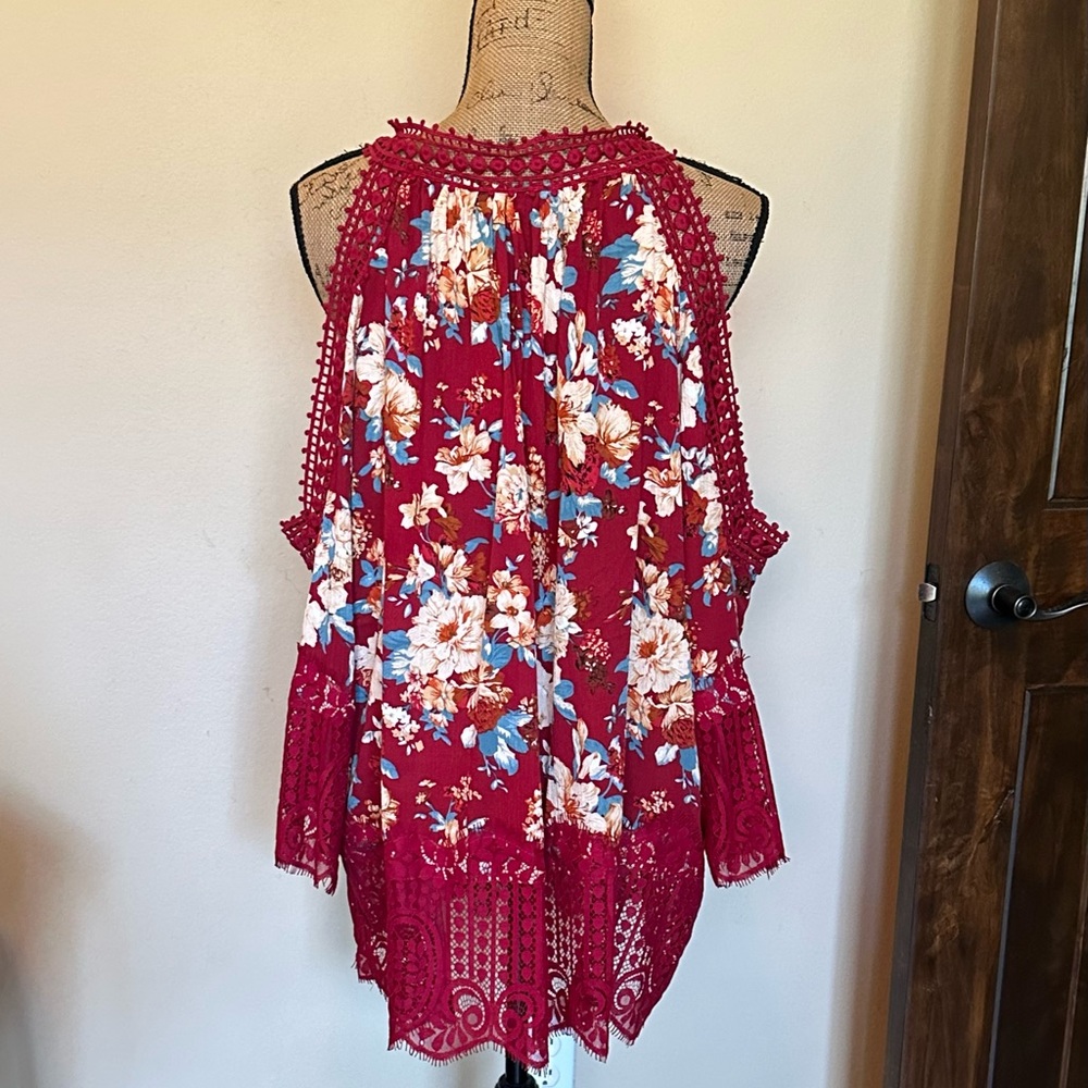 Gorgeous cold shoulder blouse-New with tag! - Picture 3 of 3